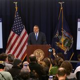 Das ist der Mann, der die Anklage gegen Trump auf den Weg gebracht hat: Der New Yorker Staatsanwalt Alvin Bragg trat nach der Anklageverlesung vor die Presse: "Das sind Verbrechen im Bundesstaat New York. Egal, wer jemand ist, wir können und werden schweres kriminelles Verhalten nicht normalisieren." Vor dem Gesetz "ist jeder gleich", sagte Bragg.