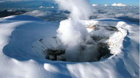 Der Vulkan Nevado del Ruiz in Kolumbien ist von Schnee bedeckt
