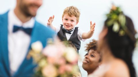Kind trägt einen Anzug auf einer Hochzeit