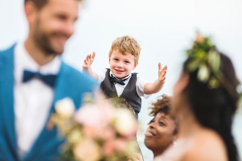Kind trägt einen Anzug auf einer Hochzeit
