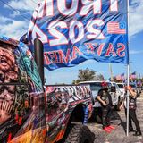 Fans warten auf Donald Trump in der Nähe des Palm Beach International Airport in Florida