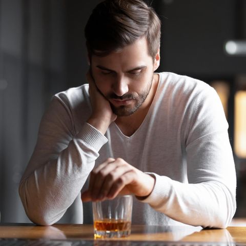 Knapp 8 Millionen Menschen zwischen 18 und 64 Jahren in Deutschland konsumieren zu viel Alkohol. 