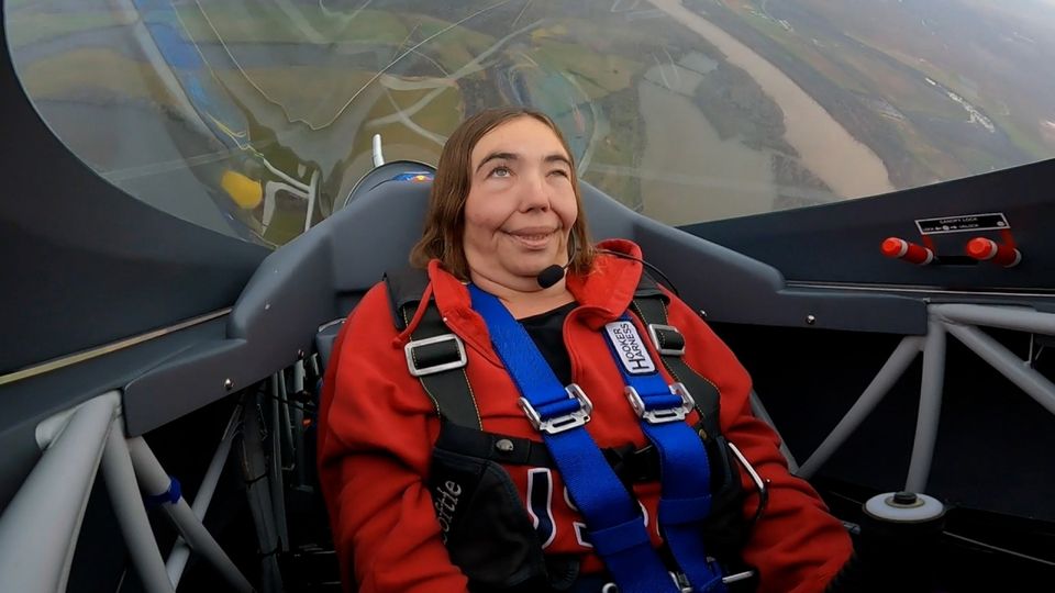 Plötzlich 50 Jahre mehr im Gesicht: G-Kräfte lassen Pilotin alt aussehen