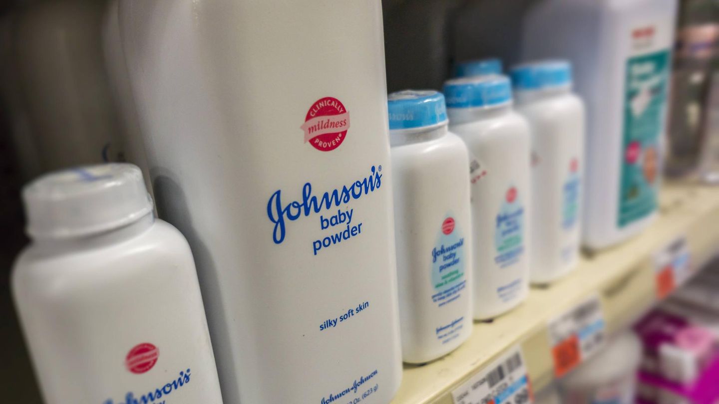 Flaschen des Johnson & Johnson-Baby Powder in einem Regal
