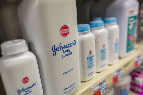 Flaschen des Johnson & Johnson-Baby Powder in einem Regal