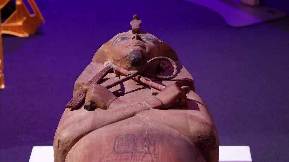 Video: Ramses II: Sarkophag aus Zedernholz schmückt Ausstellung in Paris