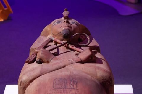 Video: Ramses II: Sarkophag aus Zedernholz schmückt Ausstellung in Paris