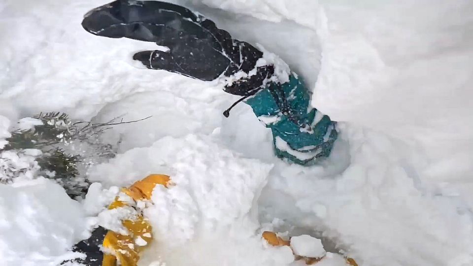 Kopfüber im Schnee: Skifahrer rettet Snowboarder in Not Kopfüber im Schnee: Skifahrer rettet Snowboarder in Not