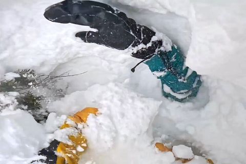 Kopfüber im Schnee: Skifahrer rettet Snowboarder in Not