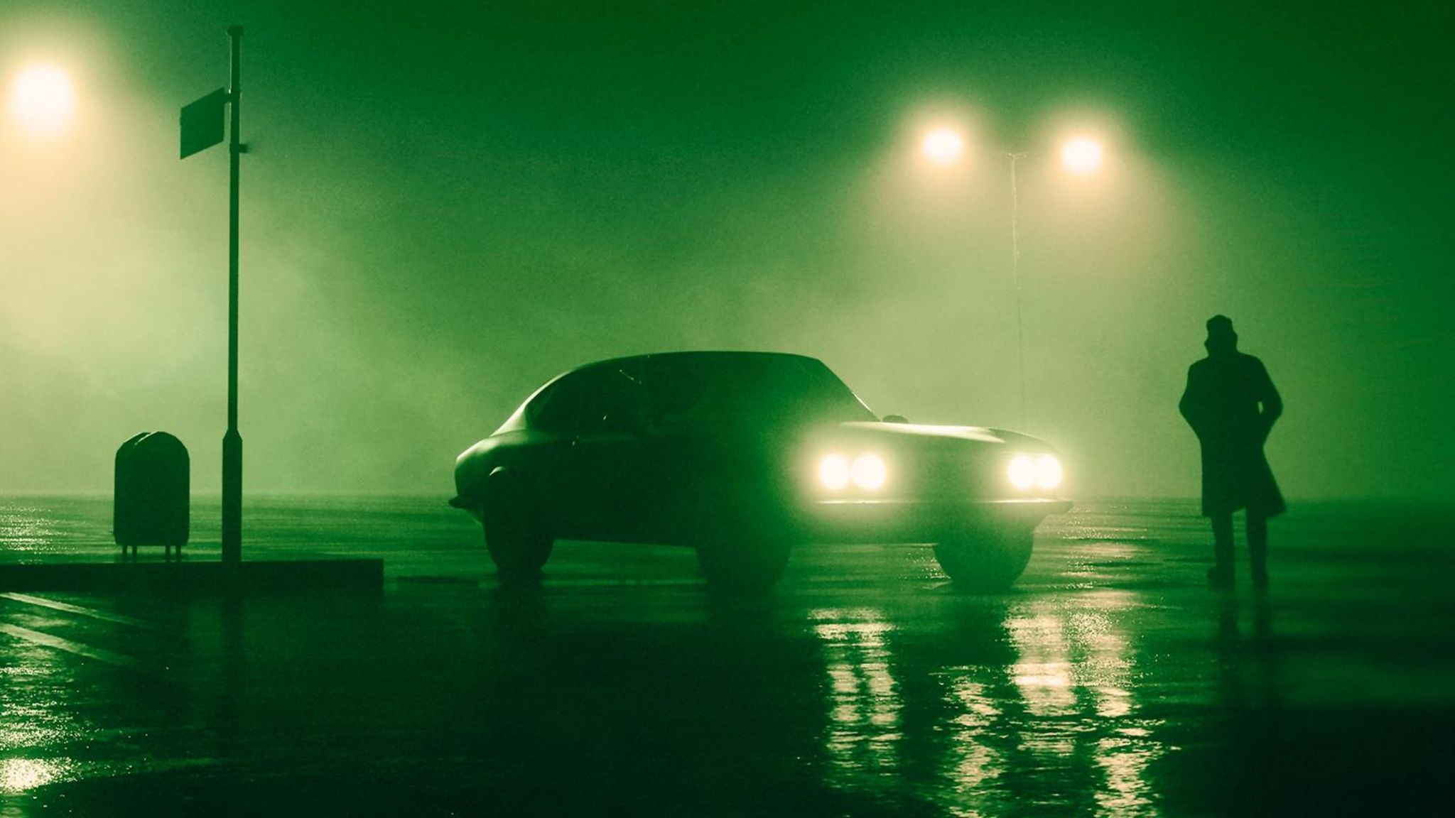 Auto nachts auf einem Parkplatz