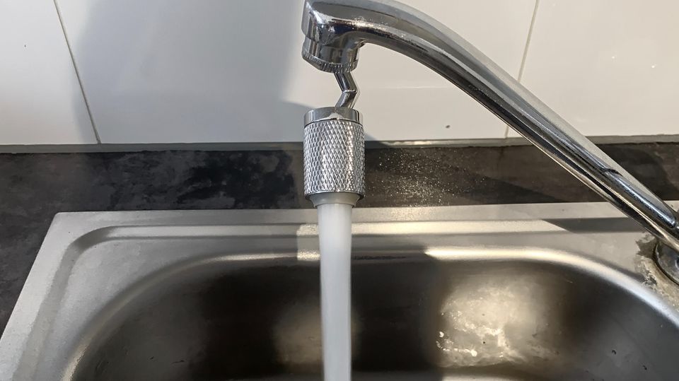 Der normale Wasserstahl ist druckvoll und eignet sich zum Spülen