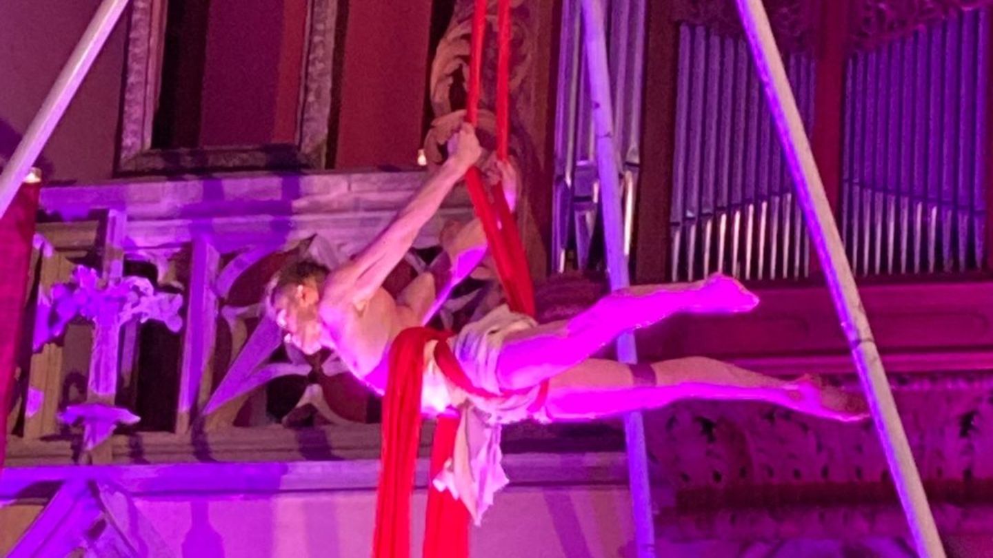 Poledance-Akrobat in Kirche