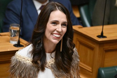 Neuseeland: Jacinda Ardern verabschiedet sich emotional im Parlament – am Ende bricht ihre Stimme