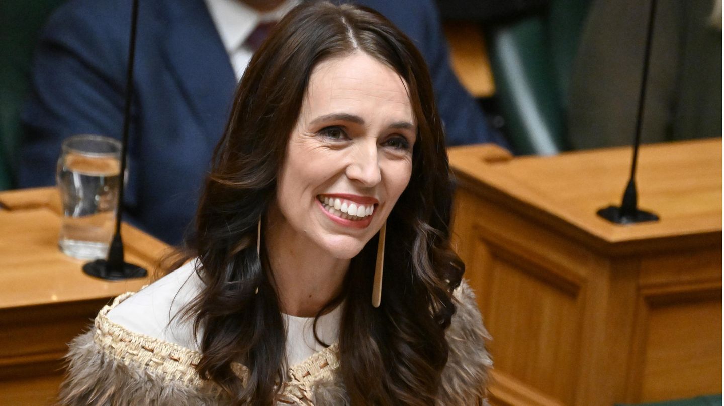 New Zealand: Jacinda Ardern makes an emotional farewell in Parliament (video)