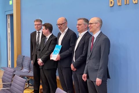 Video: Konjunktur: Institute erwarten keine Rezession