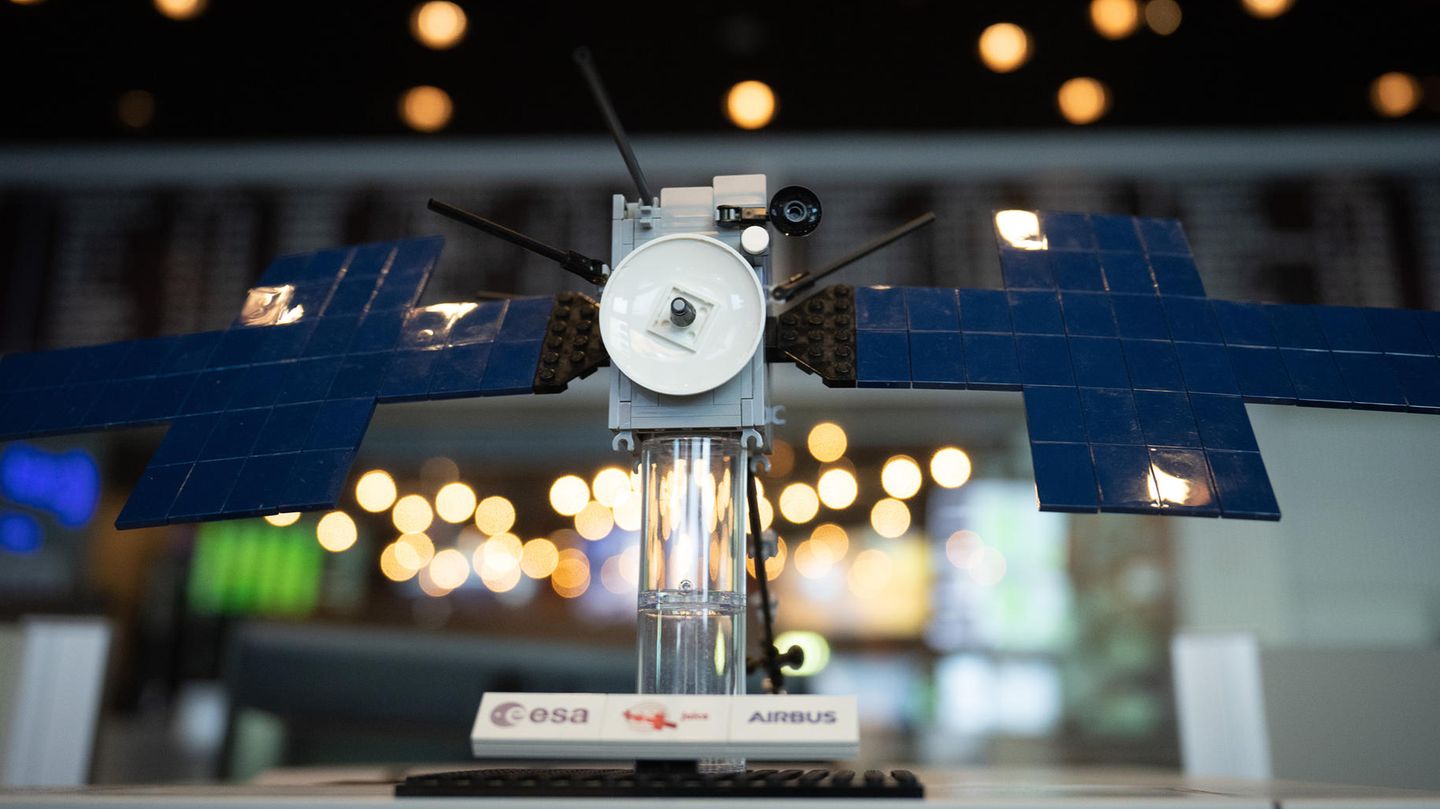 Ein Lego-Modell der Raumsonde "Juice"