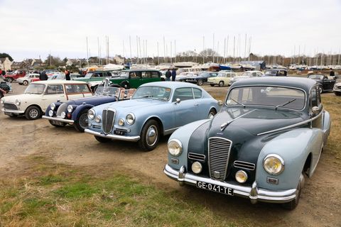 Mehrere Oldtimer stehen bei einem Treffen nebeneinander