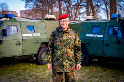 Cem Özdemir (Bündnis90/Die Grünen) steht auf dem Gelände der Hauptfeldwebel-Lagenstein-Kaserne während einer Wehrübung