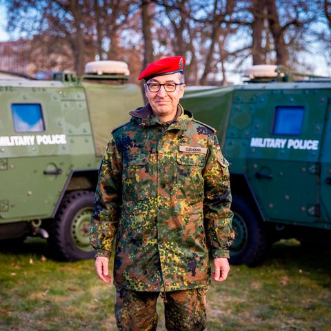 Cem Özdemir (Bündnis90/Die Grünen) steht auf dem Gelände der Hauptfeldwebel-Lagenstein-Kaserne während einer Wehrübung