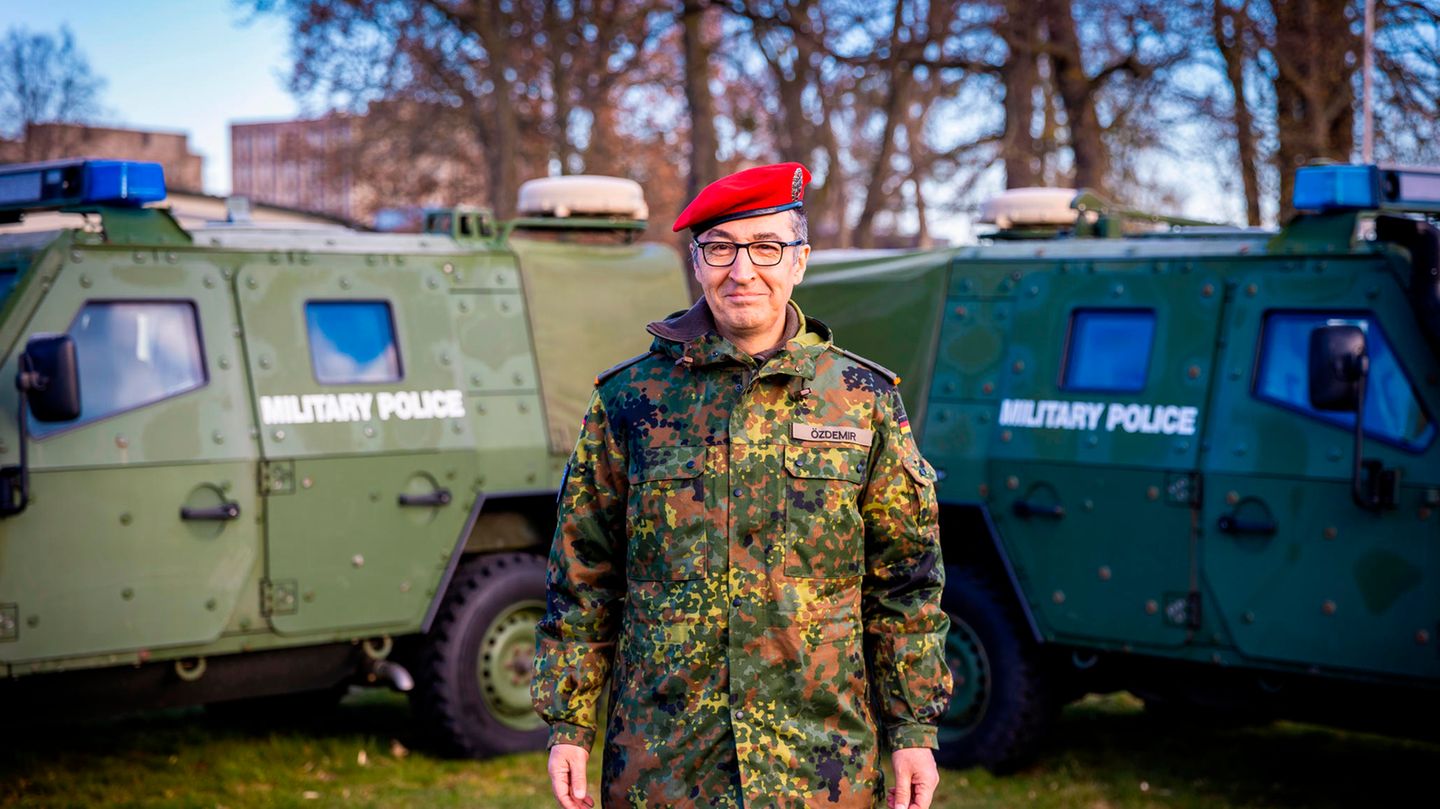 Cem Özdemir is the first federal minister to take part in military exercises of the Bundeswehr
