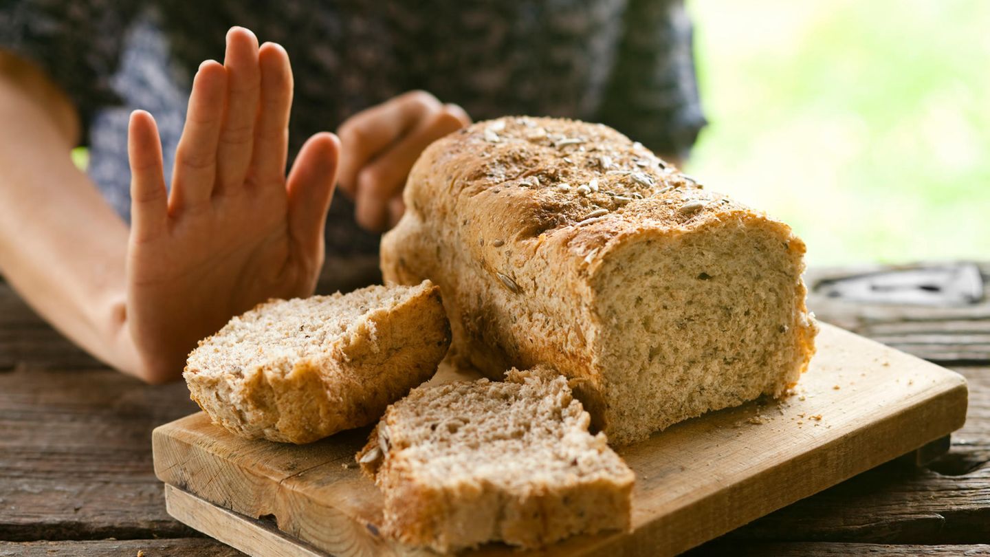 Eine Hand lehnt Weizenbrot ab