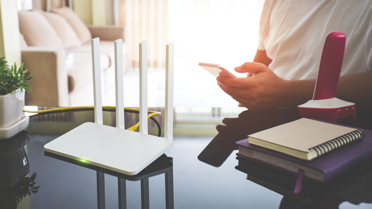 Gaming-Router Ein Gaming-Router steht auf einem Glastisch