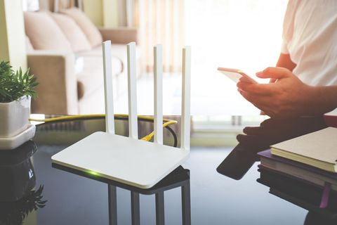 Ein Gaming-Router steht auf einem Glastisch