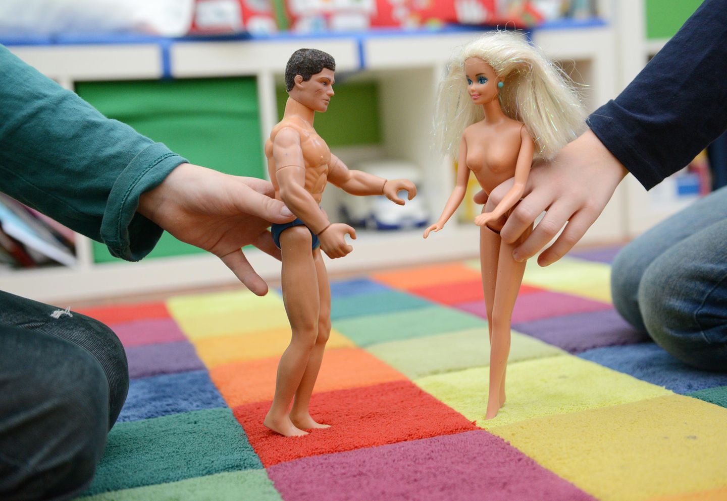 Zwei halbnackte Barbiepuppen