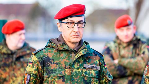 Cem Özdemir, der (oliv-)grüne Bundeslandwirtschaftsminister, steht stramm. Einerseits bei einer viertägigen Wehrübung in Hannover, andererseits und vor allem an der Seite der Bundeswehr. Die Demokratie verteidige sich nicht von selbst, so der Oberleutnant (auf Zeit), "dafür braucht es die Bundeswehr". Aber eben auch "uns alle als Zivilistinnen und Zivilisten, die wissen, was wir an der Bundeswehr haben". Für Özdemir ist das Tragen der Bundeswehr-Uniform kein Novum – zwar hat er nicht gedient, allerdings hatte er schon 2019 als Bundestagsabgeordneter eine Wehrübung absolviert.