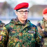 Cem Özdemir, der (oliv-)grüne Bundeslandwirtschaftsminister, steht stramm. Einerseits bei einer viertägigen Wehrübung in Hannover, andererseits und vor allem an der Seite der Bundeswehr. Die Demokratie verteidige sich nicht von selbst, so der Oberleutnant (auf Zeit), "dafür braucht es die Bundeswehr". Aber eben auch "uns alle als Zivilistinnen und Zivilisten, die wissen, was wir an der Bundeswehr haben". Für Özdemir ist das Tragen der Bundeswehr-Uniform kein Novum – zwar hat er nicht gedient, allerdings hatte er schon 2019 als Bundestagsabgeordneter eine Wehrübung absolviert.