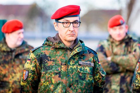Cem Özdemir, der (oliv-)grüne Bundeslandwirtschaftsminister, steht stramm. Einerseits bei einer viertägigen Wehrübung in Hannover, andererseits und vor allem an der Seite der Bundeswehr. Die Demokratie verteidige sich nicht von selbst, so der Oberleutnant (auf Zeit), "dafür braucht es die Bundeswehr". Aber eben auch "uns alle als Zivilistinnen und Zivilisten, die wissen, was wir an der Bundeswehr haben". Für Özdemir ist das Tragen der Bundeswehr-Uniform kein Novum – zwar hat er nicht gedient, allerdings hatte er schon 2019 als Bundestagsabgeordneter eine Wehrübung absolviert.