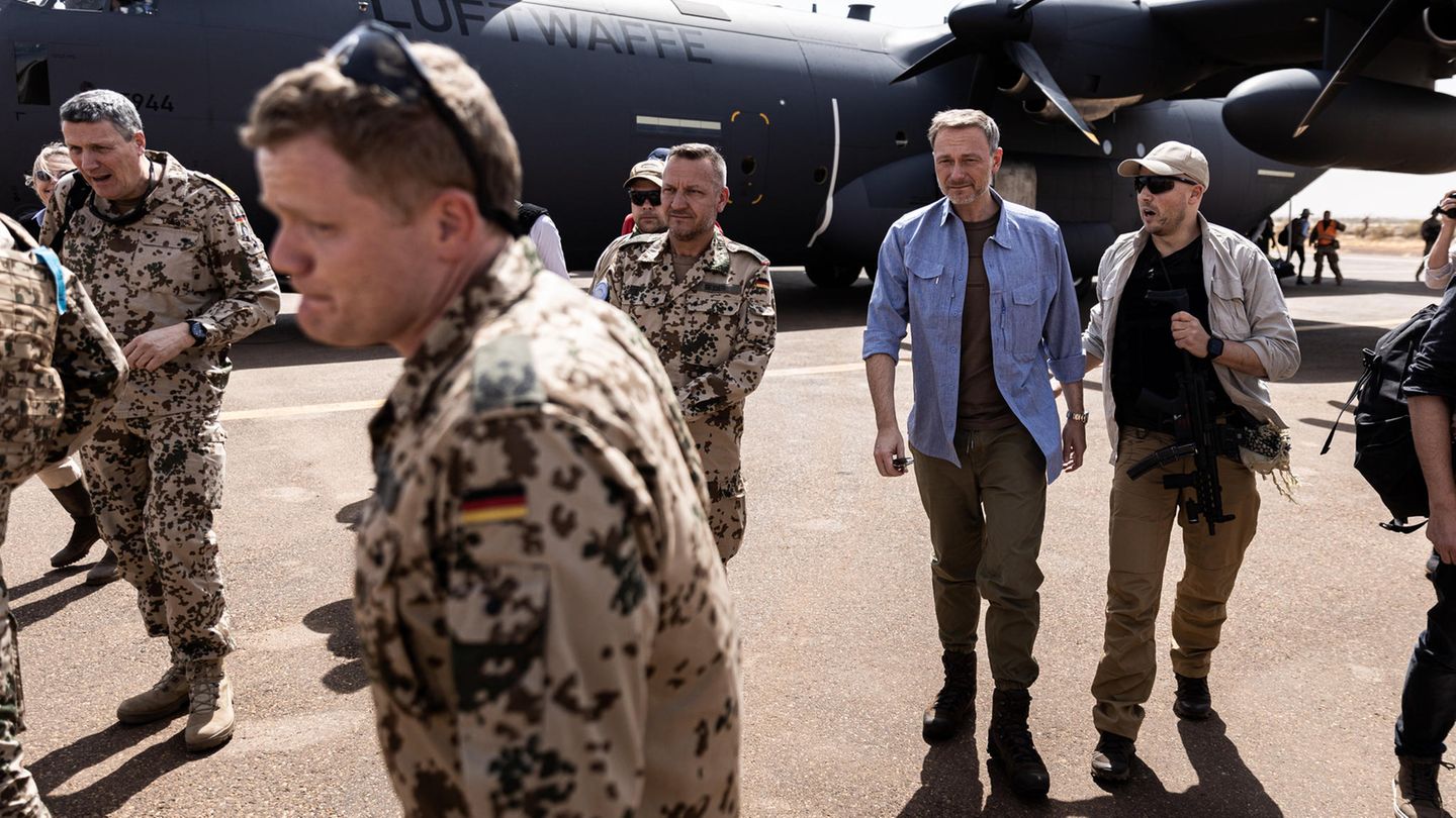 Im Gegensatz zu seinem Kabinettskollegen Özdemir führt Christian Lindner tatsächlich einen Dienstgrad: Major der Reserve. Im Hauptberuf ist der FDP-Parteivorsitzende jedoch Bundesfinanzminister, was den Besuch im "Camp Castor" im westafrikanischen Mali doch einigermaßen außergewöhnlich machte – eigentlich fällt der Truppenbesuch ins Programm von Bundeskanzler, Verteidigungs- oder Außenministerin. Doch Lindner fühlt sich der Bundeswehr einerseits persönlich verbunden – der "Kriegsdienstverweigerungsverweigerer" ("Süddeutsche Zeitung") gehört ihr seit 23 Jahren an –, andererseits ist an der Truppe, vorsichtig gesagt, zuletzt eher gespart worden. Zuletzt hat Kassenwart Lindner zu erkennen gegeben, dass er eine Erhöhung des Wehretats mitträgt. Vielleicht war der Truppenbesuch auch schon Ausdruck davon. Allerdings ging es auch um den Mali-Einsatz an und für sich. Lindner wollte sich vor Ort genau erklären lassen, wie viel Zeit- und Geldverschwendung dieser nun wirklich ist. Aktuell lautet der Plan, die Bundeswehr bis 2024 aus Mali abzuziehen. 