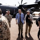 Im Gegensatz zu seinem Kabinettskollegen Özdemir führt Christian Lindner tatsächlich einen Dienstgrad: Major der Reserve. Im Hauptberuf ist der FDP-Parteivorsitzende jedoch Bundesfinanzminister, was den Besuch im "Camp Castor" im westafrikanischen Mali doch einigermaßen außergewöhnlich machte – eigentlich fällt der Truppenbesuch ins Programm von Bundeskanzler, Verteidigungs- oder Außenministerin. Doch Lindner fühlt sich der Bundeswehr einerseits persönlich verbunden – der "Kriegsdienstverweigerungsverweigerer" ("Süddeutsche Zeitung") gehört ihr seit 23 Jahren an –, andererseits ist an der Truppe, vorsichtig gesagt, zuletzt eher gespart worden. Zuletzt hat Kassenwart Lindner zu erkennen gegeben, dass er eine Erhöhung des Wehretats mitträgt. Vielleicht war der Truppenbesuch auch schon Ausdruck davon. Allerdings ging es auch um den Mali-Einsatz an und für sich. Lindner wollte sich vor Ort genau erklären lassen, wie viel Zeit- und Geldverschwendung dieser nun wirklich ist. Aktuell lautet der Plan, die Bundeswehr bis 2024 aus Mali abzuziehen. 