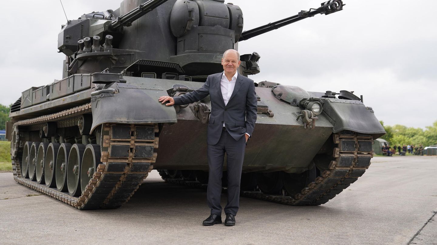 Viele hatten ihm unterstellt, ein "Zögerer" und "Zauderer" sein, wenn es um Waffenlieferungen an die Ukraine geht – aber seht her, hier steht der Panzer-Kanzler. Olaf Scholz besuchte im August vergangenen Jahres das Ausbildungsprogramm für ukrainische Soldaten an dem Flugabwehrkanonenpanzer Gepard (ebenso im Bild), sicherte dem von Russland überfallen Land weitere Hilfen zu – und wollte der öffentlichen Kritik wahrscheinlich auch eine bildstarke Botschaft entgegensetzen.  