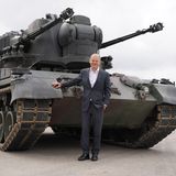 Viele hatten ihm unterstellt, ein "Zögerer" und "Zauderer" sein, wenn es um Waffenlieferungen an die Ukraine geht – aber seht her, hier steht der Panzer-Kanzler. Olaf Scholz besuchte im August vergangenen Jahres das Ausbildungsprogramm für ukrainische Soldaten an dem Flugabwehrkanonenpanzer Gepard (ebenso im Bild), sicherte dem von Russland überfallen Land weitere Hilfen zu – und wollte der öffentlichen Kritik wahrscheinlich auch eine bildstarke Botschaft entgegensetzen.  