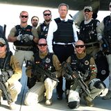 Apropos bildstarke Botschaften: Diese war gewiss als eine gedacht. Als der damalige Bundespräsident Christian Wulff (ohne Sonnenbrille) im Oktober 2011 überraschend nach Afghanistan reiste – der Staatsbesuch war unter höchster Geheimhaltung vorbereitet worden –, stärkte er den deutschen Soldaten und Polizisten vor Ort demonstrativ den Rücken, zweifelten doch immer mehr Deutsche an dem Einsatz. "Die deutsche Gesellschaft sollte Danke sagen und sich bewusst sein, was hier geleistet wird", sagte Wulff bei einem Besuch am Bundeswehrstandort in Masar-i-Scharif. Überdies war es der erste Staatsbesuch eines deutschen Bundespräsidenten in Afghanistan seit 1967, was ebenso aufmerksam registriert wurde. 