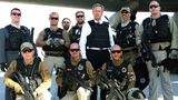 Apropos bildstarke Botschaften: Diese war gewiss als eine gedacht. Als der damalige Bundespräsident Christian Wulff (ohne Sonnenbrille) im Oktober 2011 überraschend nach Afghanistan reiste – der Staatsbesuch war unter höchster Geheimhaltung vorbereitet worden –, stärkte er den deutschen Soldaten und Polizisten vor Ort demonstrativ den Rücken, zweifelten doch immer mehr Deutsche an dem Einsatz. "Die deutsche Gesellschaft sollte Danke sagen und sich bewusst sein, was hier geleistet wird", sagte Wulff bei einem Besuch am Bundeswehrstandort in Masar-i-Scharif. Überdies war es der erste Staatsbesuch eines deutschen Bundespräsidenten in Afghanistan seit 1967, was ebenso aufmerksam registriert wurde. 