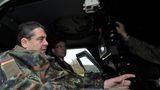 Er hatte es ja gleich gesagt: "Die Bundeswehr taugt nicht zum Sparobjekt", so der damalige SPD-Parteivorsitzende und spätere Wirtschafts- sowie Außenminister Sigmar Gabriel, als er im November 2010 die Infanterieschule Hammelburg (Unterfranken) besuchte, und sich bei dieser Gelegenheit das Waffensystem des Dingo erklären ließ. Ganz im Gegenteil, mahnte Gabriel seinerzeit, mit dem Aussetzen der Wehrpflicht müsse der Beruf der Soldatinnen und Soldaten attraktiver gemacht werden. Die nicht-ganz-so-herzlichen Grüße dürften mit einiger Sicherheit gerichtet gewesen sein an…