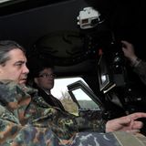 Er hatte es ja gleich gesagt: "Die Bundeswehr taugt nicht zum Sparobjekt", so der damalige SPD-Parteivorsitzende und spätere Wirtschafts- sowie Außenminister Sigmar Gabriel, als er im November 2010 die Infanterieschule Hammelburg (Unterfranken) besuchte, und sich bei dieser Gelegenheit das Waffensystem des Dingo erklären ließ. Ganz im Gegenteil, mahnte Gabriel seinerzeit, mit dem Aussetzen der Wehrpflicht müsse der Beruf der Soldatinnen und Soldaten attraktiver gemacht werden. Die nicht-ganz-so-herzlichen Grüße dürften mit einiger Sicherheit gerichtet gewesen sein an…