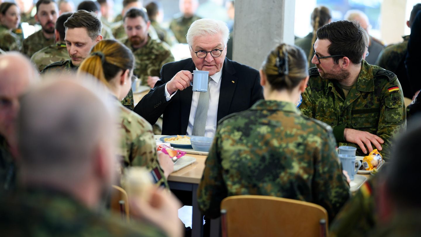 Auch einer von Wulffs Amtsnachfolgern stattete der Truppe einen Besuch ab: Während eines zweitägigen Aufenthalts in Estland Mitte März unterhielt sich Bundespräsident Frank-Walter Steinmeier – bei gemeinsamem Mittagessen – mit deutschen Soldatinnen und Soldaten, die auf der Luftwaffenbasis Ämari stationiert sind. Großbritannien und Deutschland überwachen im Rahmen der Nato-Mission Air Policing Baltikum gemeinsam den Luftraum der baltischen Nato-Mitglieder Estland, Lettland und Litauen. Seine Botschaft: "Hier in Estland leben die Menschen nur wenige Kilometer entfernt von der russischen Grenze", so Steinmeier. "Wir müssen verstehen, dass hier die Angst groß ist, dass auch die baltischen Staaten Opfer eines russischen Angriffs werden." Er wolle daher ganz klar sagen, dass die Nato bereit sei, " jeden Quadratzentimeter des Bündnisgebiets zu verteidigen." Auf Deutschland sei Verlass. 