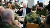 Auch einer von Wulffs Amtsnachfolgern stattete der Truppe einen Besuch ab: Während eines zweitägigen Aufenthalts in Estland Mitte März unterhielt sich Bundespräsident Frank-Walter Steinmeier – bei gemeinsamem Mittagessen – mit deutschen Soldatinnen und Soldaten, die auf der Luftwaffenbasis Ämari stationiert sind. Großbritannien und Deutschland überwachen im Rahmen der Nato-Mission Air Policing Baltikum gemeinsam den Luftraum der baltischen Nato-Mitglieder Estland, Lettland und Litauen. Seine Botschaft: "Hier in Estland leben die Menschen nur wenige Kilometer entfernt von der russischen Grenze", so Steinmeier. "Wir müssen verstehen, dass hier die Angst groß ist, dass auch die baltischen Staaten Opfer eines russischen Angriffs werden." Er wolle daher ganz klar sagen, dass die Nato bereit sei, " jeden Quadratzentimeter des Bündnisgebiets zu verteidigen." Auf Deutschland sei Verlass. 
