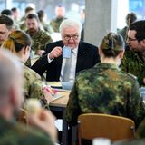 Auch einer von Wulffs Amtsnachfolgern stattete der Truppe einen Besuch ab: Während eines zweitägigen Aufenthalts in Estland Mitte März unterhielt sich Bundespräsident Frank-Walter Steinmeier – bei gemeinsamem Mittagessen – mit deutschen Soldatinnen und Soldaten, die auf der Luftwaffenbasis Ämari stationiert sind. Großbritannien und Deutschland überwachen im Rahmen der Nato-Mission Air Policing Baltikum gemeinsam den Luftraum der baltischen Nato-Mitglieder Estland, Lettland und Litauen. Seine Botschaft: "Hier in Estland leben die Menschen nur wenige Kilometer entfernt von der russischen Grenze", so Steinmeier. "Wir müssen verstehen, dass hier die Angst groß ist, dass auch die baltischen Staaten Opfer eines russischen Angriffs werden." Er wolle daher ganz klar sagen, dass die Nato bereit sei, " jeden Quadratzentimeter des Bündnisgebiets zu verteidigen." Auf Deutschland sei Verlass. 