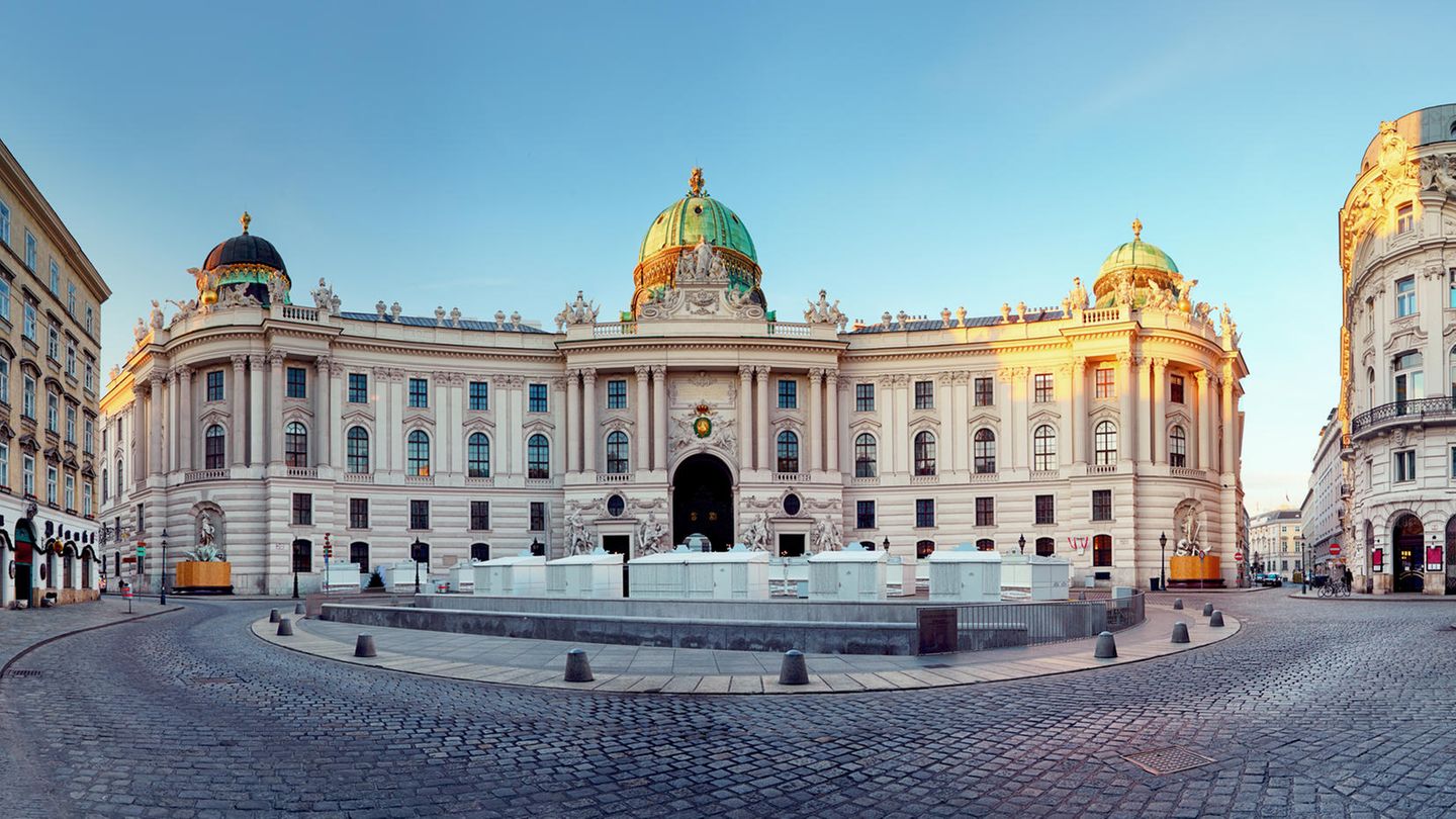 3. Wien, Österreich Gelebte Kaffehauskultur, jede Menge historische Highlights und sehenswerte Kulturspots: Österreichs Hauptstadt Wien ist nicht nur über Ostern einen Besuch wert. Aber die lebenswerteste Stadt der Welt ist mit blühenden Blumen und Sonnenschein noch ein bisschen schöner als sonst. Und den berüchtigten Wiener Schmäh gibt es eh das ganze Jahr.