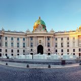 Gelebte Kaffehauskultur, jede Menge historische Highlights und sehenswerte Kulturspots: Österreichs Hauptstadt Wien ist nicht nur über Ostern einen Besuch wert. Aber die lebenswerteste Stadt der Welt ist mit blühenden Blumen und Sonnenschein noch ein bisschen schöner als sonst. Und den berüchtigten Wiener Schmäh gibt es eh das ganze Jahr.