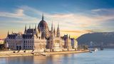 Das ungarische Parlament ist eines der prunkvollsten Gebäude von Budapest. Und es prägt das Stadtbild des beliebten Reiseziels maßgeblich. Aber es ist bei weitem nicht das einzige Highlight der Stadt. Ein lebendiges Nachleben, die historische Markthalle oder die vielen Museen locken ebenfalls zahlreiche Besucher in die Donau-Metropole. 