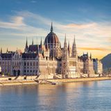 Das ungarische Parlament ist eines der prunkvollsten Gebäude von Budapest. Und es prägt das Stadtbild des beliebten Reiseziels maßgeblich. Aber es ist bei weitem nicht das einzige Highlight der Stadt. Ein lebendiges Nachleben, die historische Markthalle oder die vielen Museen locken ebenfalls zahlreiche Besucher in die Donau-Metropole. 