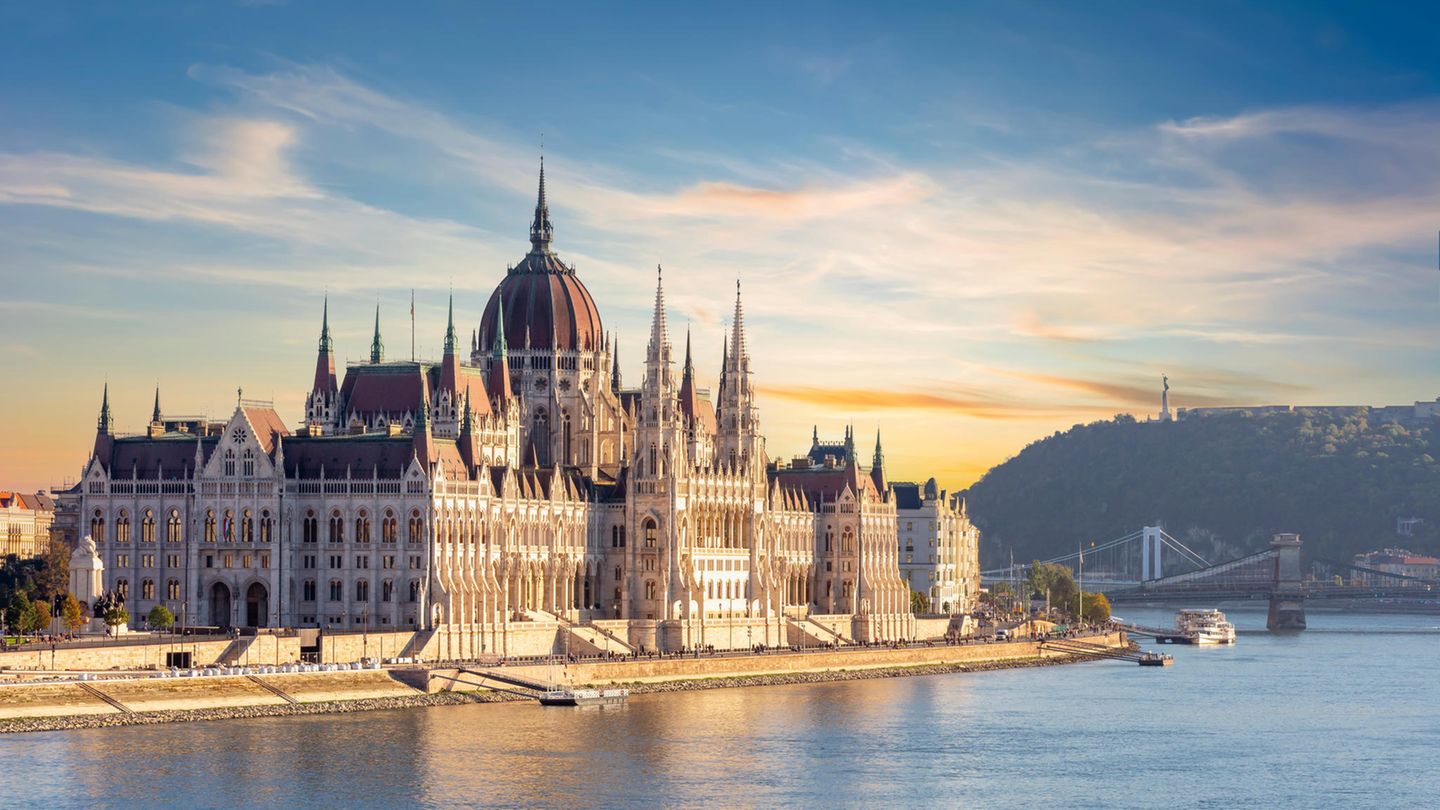 Das ungarische Parlament ist eines der prunkvollsten Gebäude von Budapest. Und es prägt das Stadtbild des beliebten Reiseziels maßgeblich. Aber es ist bei weitem nicht das einzige Highlight der Stadt. Ein lebendiges Nachleben, die historische Markthalle oder die vielen Museen locken ebenfalls zahlreiche Besucher in die Donau-Metropole. 