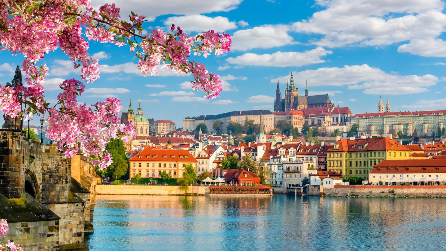 1. Prag, Tschechien Wer über Ostern in die tschechische Hauptstadt reist, der trifft wahrscheinlich auf den ein oder anderen deutschen Urlauber. Prag ist laut dem Ranking das beliebteste Reiseziel der Deutschen für die Ostertage. Das liegt wohl vor allem an dem guten Preis-Leistungsverhältnis vor Ort.