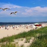 Die kleine polnische Hafenstadt Swinemünde liegt bei deutschen Urlaubern zur Osterzeit hoch im Kurs. Ein Grund dafür dürfte der lange feine Sandstrand sein. Im Gegensatz zu den meisten anderen Städten in diesem Ranking geht es in Swinemünde allerdings etwas gemächlicher zu. Reisende können sich im Kurpark entspannen, über die Promenade schlendern – oder einfach das Rauschen des Meeres genießen. 