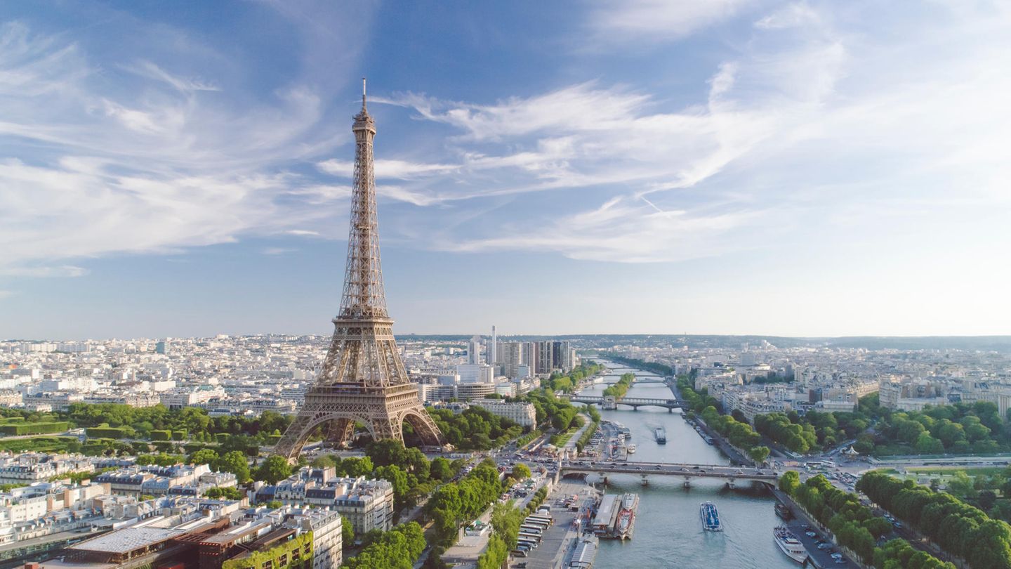 2. Paris, Frankreich Die Stadt der Liebe – oder vielleicht doch die der internationalen Ostereiersuche? Viele Deutsche verbringen ihre Osterfeiertage in diesem Jahr jedenfalls in der französischen Hauptstadt. Und bei bis zu 19 Grad Celsius und Sonnenschein macht die Suche nach den Schokoladen-(eiern) zwischen Eiffelturm und dem Louvre sicher doppelt so viel Spaß, als im heimischen Garten.